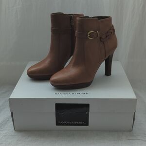 Banana Republic Women's Sophie Cedar Wood Ankle Heel Boot Size 7